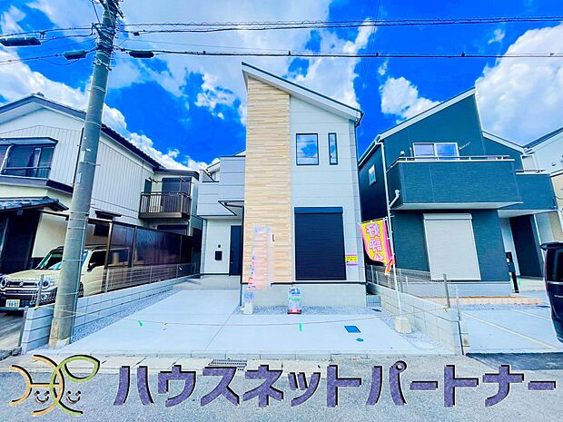 堂々たる趣ながら、主張し過ぎずどこか余裕を感じさせるシャープなフォルムで佇む邸宅は、晴天の空と照らし合わせる事で、本来あるべき完成形の姿を見せてくれます。