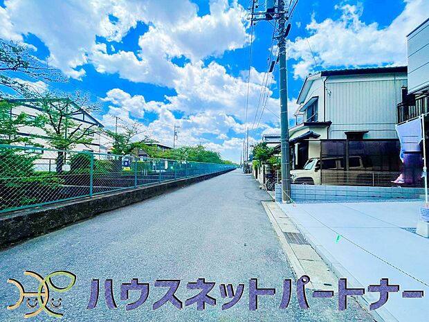 前面道路でお車を駐車するのも楽々。