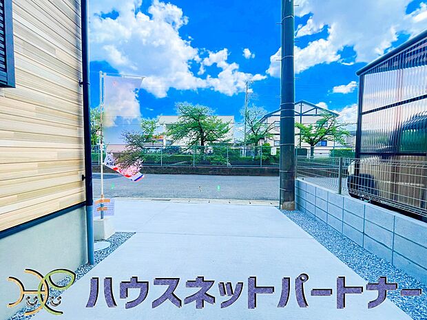 駐車場がある戸建を持つ最大のメリットは、駐車場代金を支払い続ける必要がないことです。賃貸住宅に住んでいる方が、戸建の購入を考えるきっかけに挙げることが多いようです。