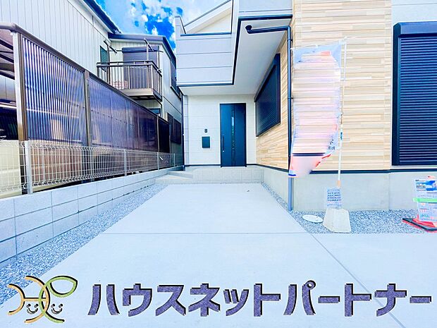 ゆったりとした駐車スペースを確保いたしましたので、大きめのお車でも駐車可能です。自転車やバイクなど、ゆとりのある敷地で置き場所に困ることはないでしょう。