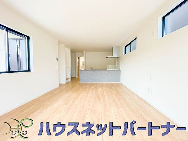通風・採光に優れ、心地よい光と風が溢れています。 贅沢で豊かな居住性と、プライドを満たすクオリティが見事に調和した住空間。新築ならではの快適なひとときをご体感頂ける筈です。