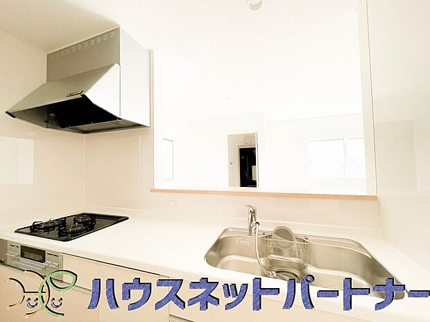 カウンターキッチンなら、リビングで遊ぶ子供の様子を見ながら料理ができるので安心です。料理を運んでもらったり、子供にお手伝いしてもらいやすいのもいいですね♪