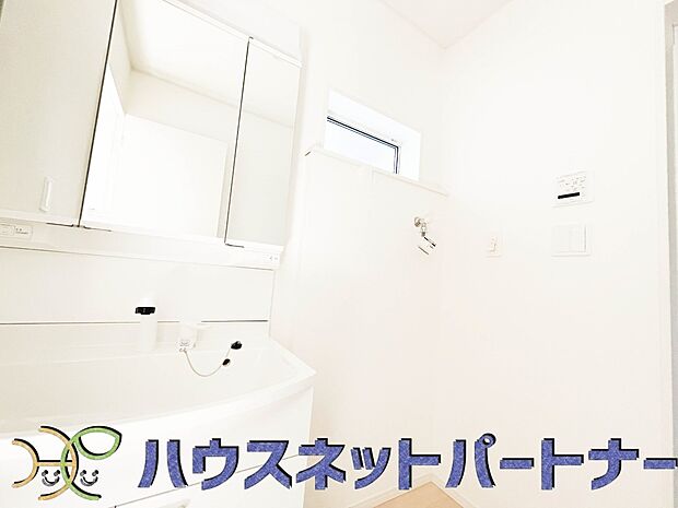 毎日使う洗濯機。しっかりと奥行きのある置き場が確保されています。
