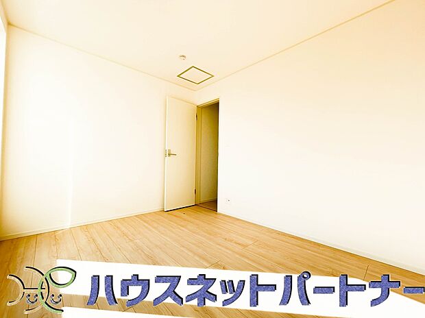 独立性を高めたお部屋。たっぷりの収納も配備しており、片付いた空間を現実出来そう。陽光も降り注ぐ明るく開放的な空間が魅力的。