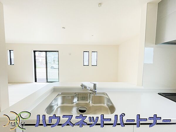 キッチン吊戸棚を無くす事によって、コミュニケーションを重視した設計に致しました。区画によって変わる一体感を、実際にご覧になって頂けましたらと思います。