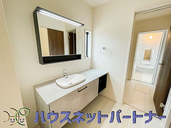 大きく見やすい三面鏡で清潔感ある洗面台は、身だしなみチェックや肌のお手入れに最適です。何かと物が増える場所だからこそ、スッキリと見映えの良い空間に拵えました。
