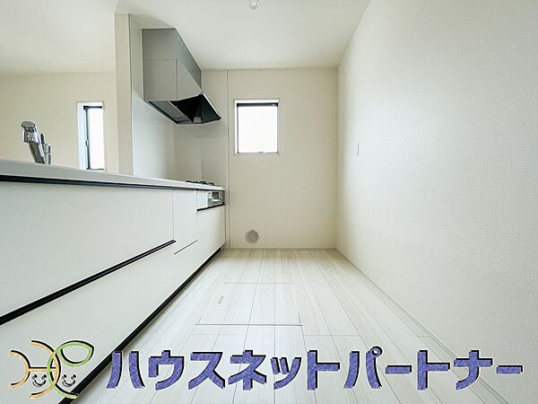 カウンターキッチンは広くて収納力もあるので、快適に料理をすることができます。食器や炊事用具を手の届くところに配置しやすいため調理もスピーディーです。
