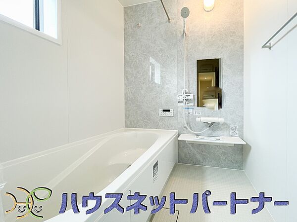 心地よいバスタイムを演出する浴室はゆとりあるサイズを採用。保温機能付き、汚れをはじく有機ガラス系の新素材を採用した浴室。美しく機能的な設備を採用。