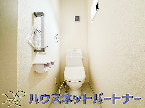 小窓を設置する事により明るく、通気性の良いトイレとなっております。中はゆとりのある大きさを確保しておりますので、ゆったりとお使い頂けます。