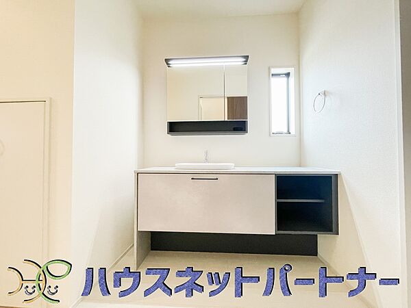 洗面室は窓の光が差し込み明るく清潔感があります。三面鏡は朝の支度が大助かり。
