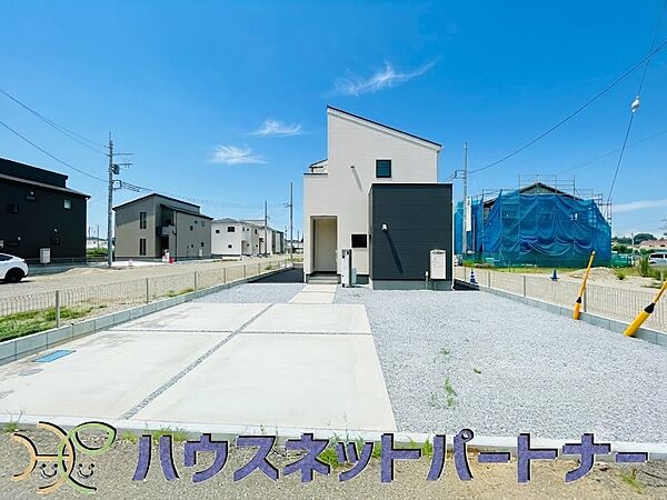 駐車場がある戸建を持つ最大のメリットは、駐車場代金を支払い続ける必要がないことです。賃貸住宅に住んでいる方が、戸建の購入を考えるきっかけに挙げることが多いようです。