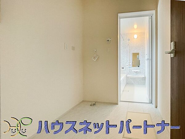 洗面室のある脱衣所は広々。脱いだお洋服をそのままお洗濯。