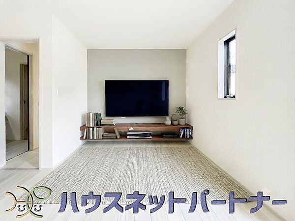 リビングは、食事スペースと寛げる場所設けてもまだ余裕の広さ。明るい光が照らしてくれます。