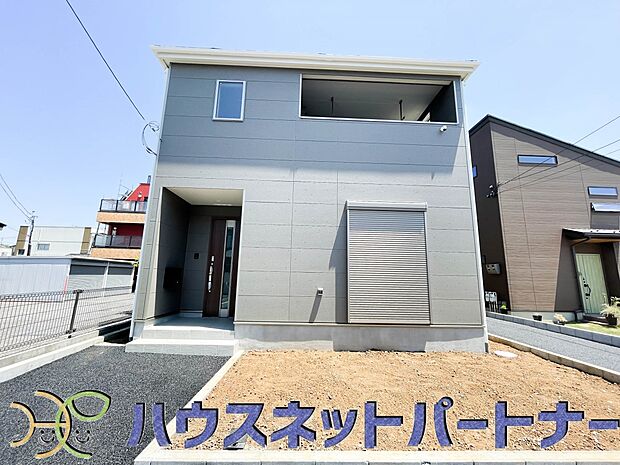 堂々たる趣ながら、主張し過ぎずどこか余裕を感じさせるシャープなフォルムで佇む邸宅は、晴天の空と照らし合わせる事で、本来あるべき完成形の姿を見せてくれます。