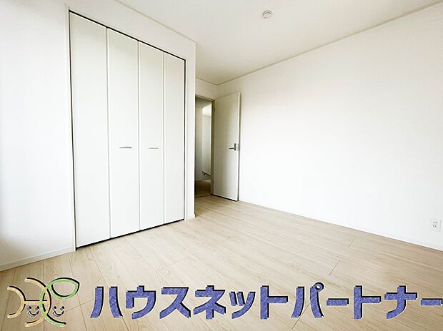 たくさんの洋服をかけてもシワになりにくいウォークインクローゼット。洋服以外にも、普段使わない家電やスーツケース、ストック品など何でも片付く嬉しい空間です。