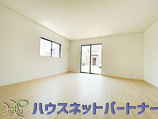 リビングは、食事スペースと寛げる場所設けてもまだ余裕の広さ。明るい光が照らしてくれます。