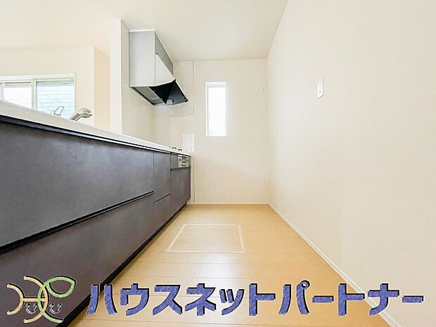 カウンターキッチンは広くて収納力もあるので、快適に料理をすることができます。食器や炊事用具を手の届くところに配置しやすいため調理もスピーディーです。