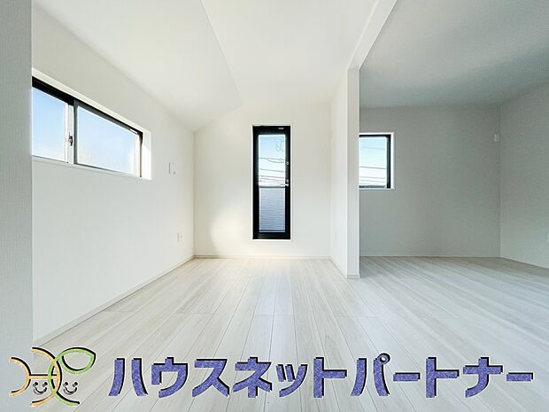 ベッドを置いて主寝室をイメージ。それでも広々してますね。