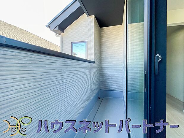 朝の澄んだ空気や、夕方に吹く清々しい風を五感で感じられるバルコニー。住まいの中で屋外にあって、本当の自然を感じられるスペースです。