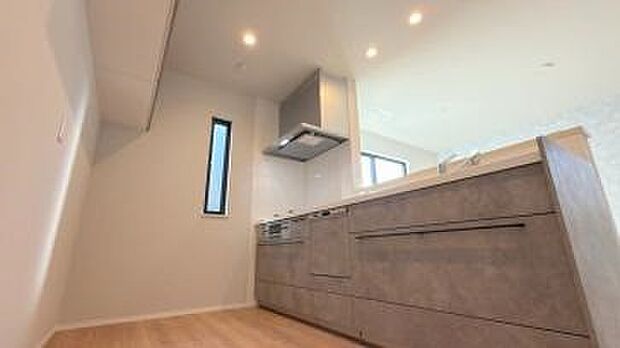 明るい自然光が入る作業スペースを多くとったキッチン採用。夫婦揃ってキッチンに立っても調理がしやすく、家事をしながら会話も弾みます。食器類もすっきりと片付く収納力。