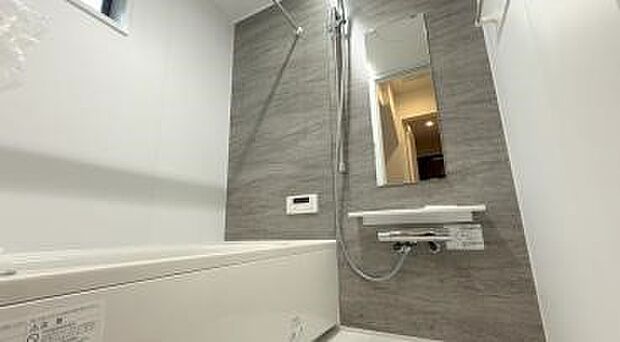 高級感溢れるカラーと大きさ・柔らかな曲線で構成された半身浴も楽しめるバスタブが心地よさをもたらします。