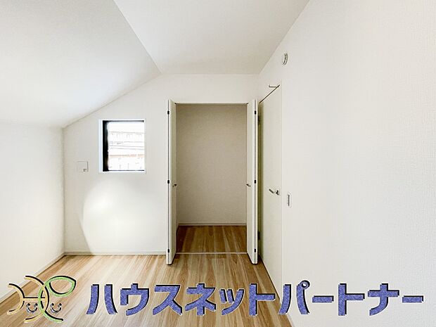 壁面クローゼットのメリットは、衣類が横一列に並ぶためひと目で洋服が選びやすいこと。衣類をたくさんお持ちの方も、限られたスペース内に無理なく収納することができます。