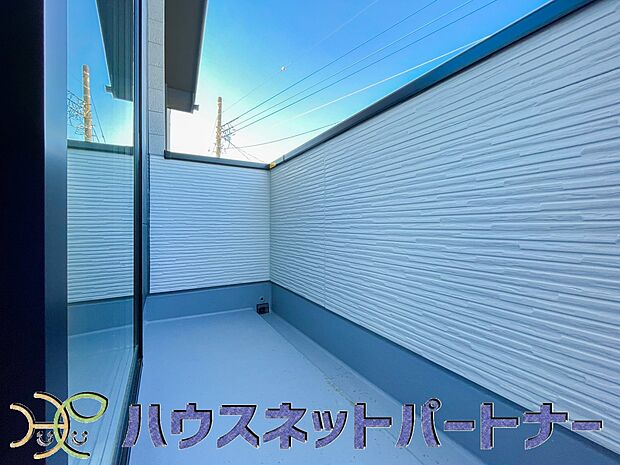 青い空が近くに感じるバルコニーは、爽やかな風をお部屋へ運んでくれます。