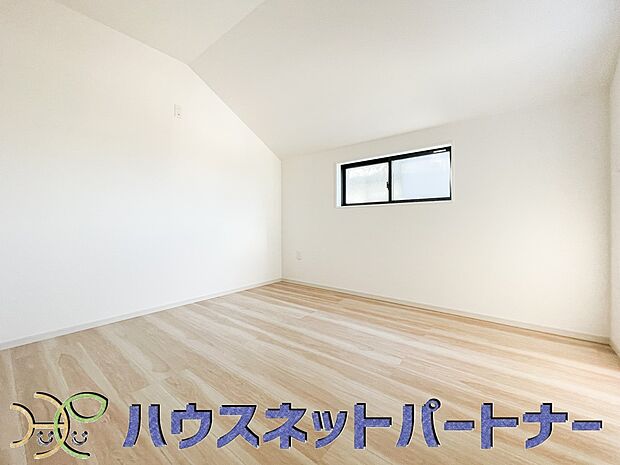 柔らかな日差しが入る洋室は落ち着いた雰囲気のお部屋です。ベッドを置いてゆったりと心も体も休まるお部屋へ。