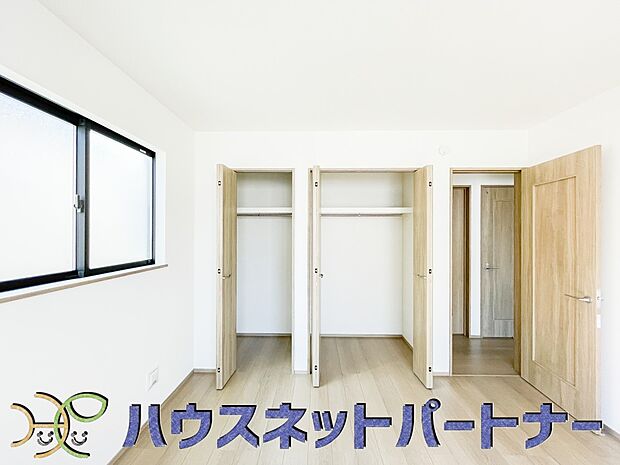 壁面クローゼットのメリットは、衣類が横一列に並ぶためひと目で洋服が選びやすいこと。衣類をたくさんお持ちの方も、限られたスペース内に無理なく収納することができます。