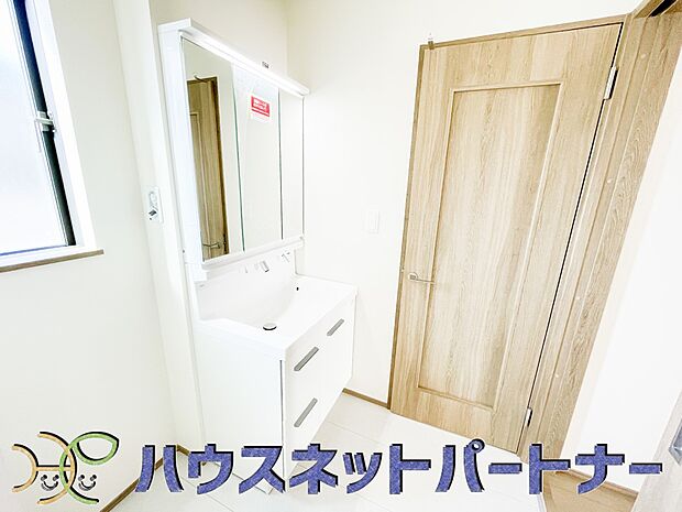 明るい清潔感のある洗面所は、鏡も大きくシンクが広々。朝の支度も楽にこなせます。