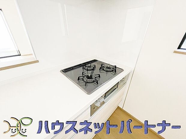 三口コンロで料理の幅を拡げてくれる使いやすいシステムキッチンを採用。洗い場も大きいので野菜や食器を洗ったりする際にも捗り、奥様の強い味方となってくれるはずです。