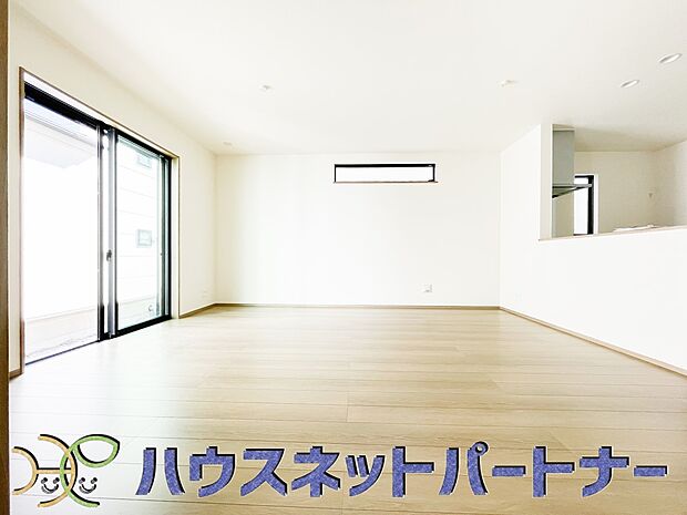 リビングは、食事スペースと寛げる場所設けてもまだ余裕の広さ。明るい光が照らしてくれます。