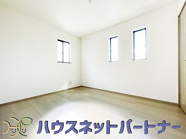 2面窓のある風通しの良いお部屋は心も体も元気にしてくれます。自分だけのお部屋作りを楽しんでみては。