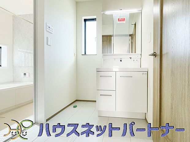 大きく見やすい三面鏡で清潔感ある洗面台は、身だしなみチェックや肌のお手入れに最適です。何かと物が増える場所だからこそ、スッキリと見映えの良い空間に拵えました。