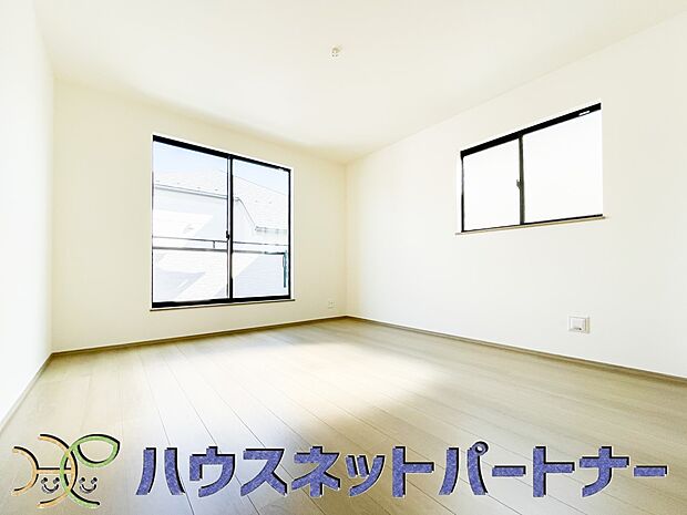 バルコニーに直接出入りできるお部屋です。ちょっと外の空気を吸いたい時や、ベランダでミニガーデニングなども楽しめそうです。