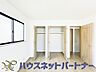 収納：壁面クローゼットのメリットは、衣類が横一列に並ぶためひと目で洋服が選びやすいこと。衣類をたくさんお持ちの方も、限られたスペース内に無理なく収納することができます。