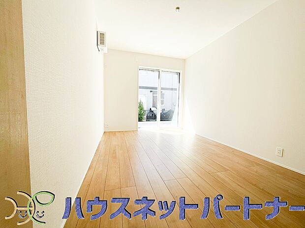 独立性を高めたお部屋。たっぷりの収納も配備しており、片付いた空間を現実出来そう。陽光も降り注ぐ明るく開放的な空間が魅力的。