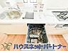 キッチン：ビルトイン食器洗乾燥機完備。家事のお手伝いをしてくれる奥様の味方です。食器を洗っている間にお掃除など、様々なシーンで家事の時短に役立つ食洗機。省スペースのビルトインタイプを採用致しました。