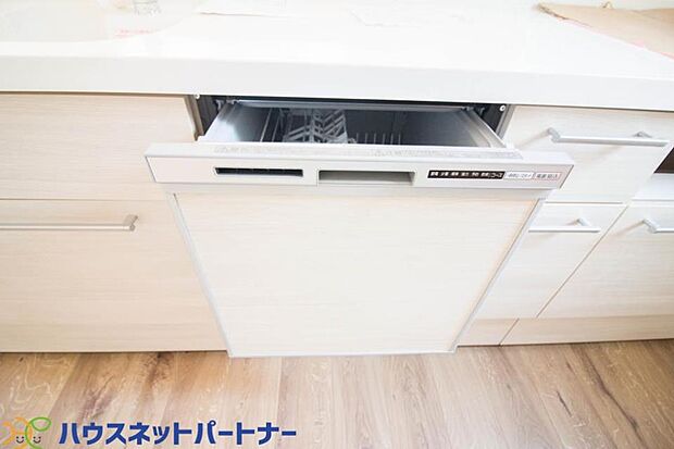 家事のお手伝いをしてくれる奥様の味方です。食器を洗っている間にお掃除など、様々なシーンで家事の時短に役立つ食洗機。省スペースのビルトインタイプを採用致しました。