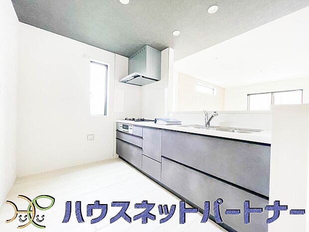 明るく開放的なオープンキッチン。家族とのコミュニケーションが取りやすく、みんなの笑顔が溢れます。