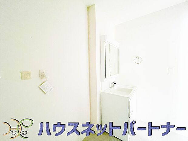 広い脱衣所、洗面台も大きなサイズを設置。建売では見ない広さと解放感。