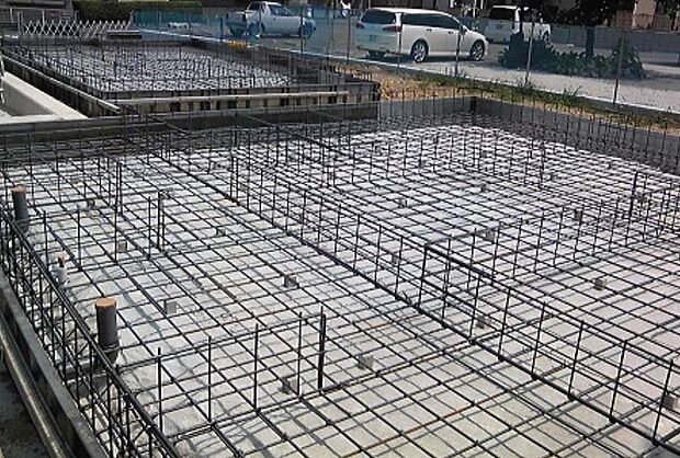 基礎工事はとても大事な工事になり基礎がしっかりしてなければどんな高性能な住宅も意味がありません。ハウスメーカーでは法令の検査はもちろん工事監督によるチェック、専門係員によるチェックを行っております。