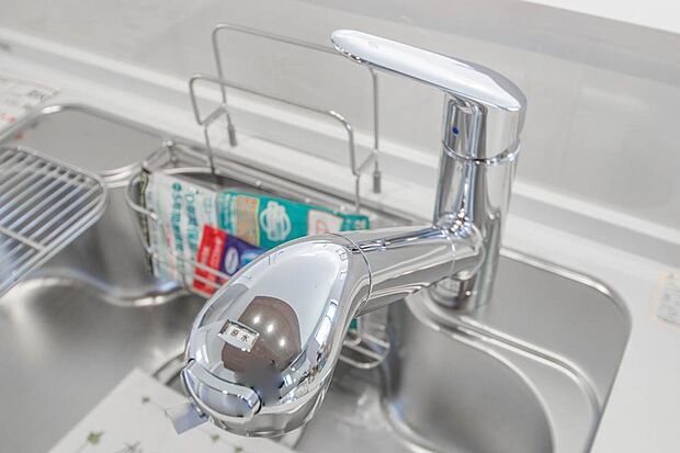 【一体型浄水器】一つの蛇口で「原水(水道水)」「シャワー」「浄水」を切り替えられる、浄水器を内蔵した混合水栓です。浄水は、水栓本体の首部分に付属のカートリッジをセットして使用します。