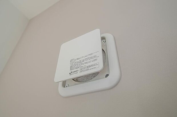 【24時間換気システム】 家じゅうの空気が入れ替わるよう、ファンなどの器械を使って2時間に1回計画換気。24時間、常に新鮮な空気を維持するためのシステムです。