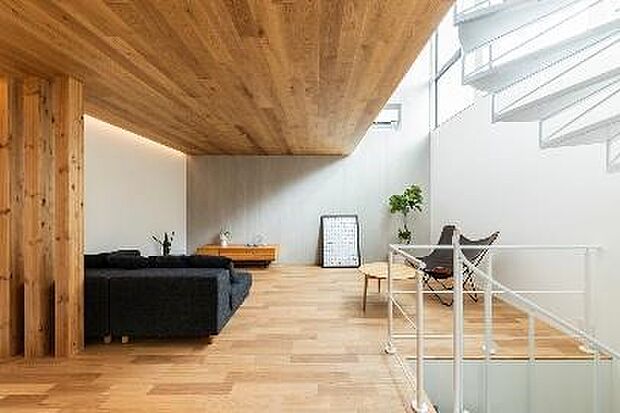 吹き抜けを取り入れるメリットは、やはり広々として開放的な雰囲気になること。また上からの光が一階まで届くため、とても明るい家にすることが可能です。