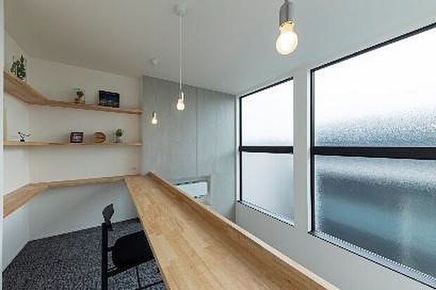 スタディカウンターと飾り棚がとってもオシャレ。