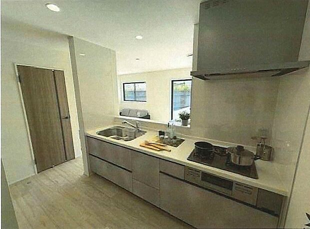 三口コンロで料理の幅を拡げてくれる使いやすいシステムキッチンを採用。洗い場も大きいので野菜や食器を洗ったりする際にも捗り、奥様の強い味方となってくれるはずです。