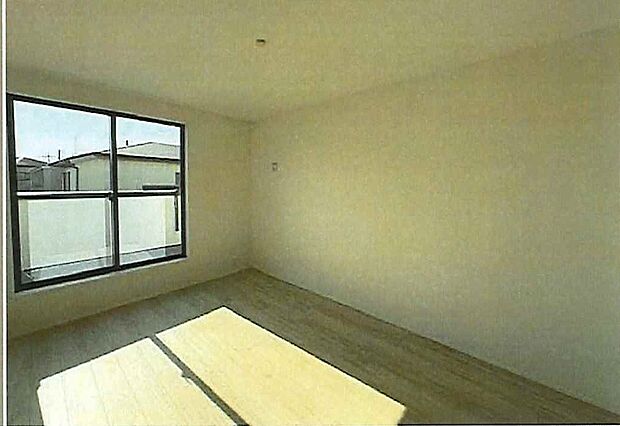 バルコニーに直接出入りできるお部屋です。ちょっと外の空気を吸いたい時や、ベランダでミニガーデニングなども楽しめそうです。