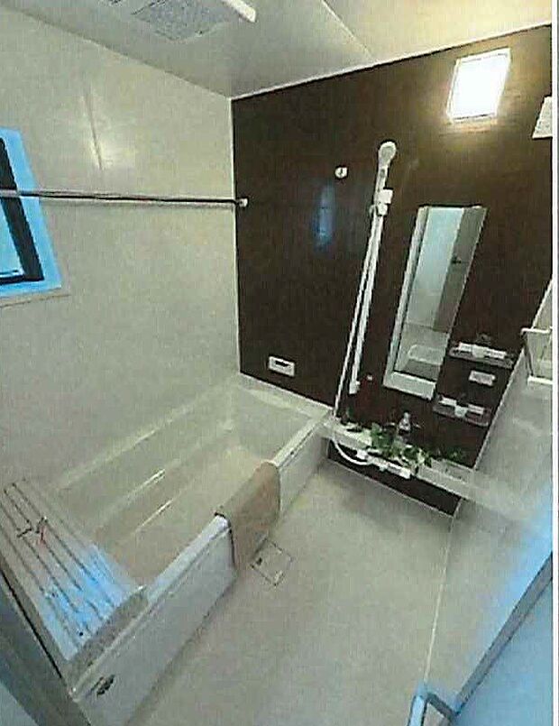 高級感溢れるカラーと大きさ・柔らかな曲線で構成された半身浴も楽しめるバスタブが心地よさをもたらします。