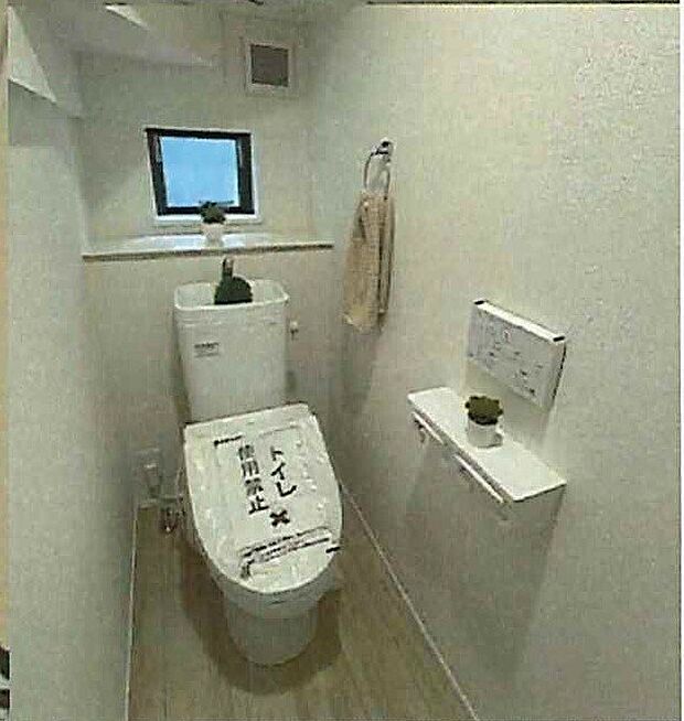 快適な生活を送るための必須アイテムとなった洗浄機能付トイレ。おしり洗浄、ビデ洗浄、暖房便座の3つの機能を標準装備しています。